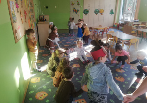 Dzieci tańczą do misiowej piosenki
